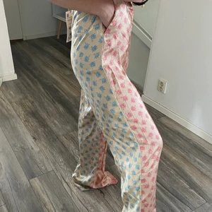 Zara byxor storlek XS - Helt nya byxor med prislapp kvar från Zara i storlek XS, STORA i storleken och passar S! 200kr, frakt tillkommer på 66kr spårbart (går ej att omdiskuteras) annars hämtas dom upp i Göteborg 💕