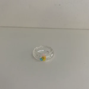 Smiley blomm ring🌈 - Vi säljer en smiley blomm ring som är regnbågsfärgad🌈Den kostar 35 kr men 2 för 70 och tre för 100. Den är i storleken XS. Köparen står för frakten 📦