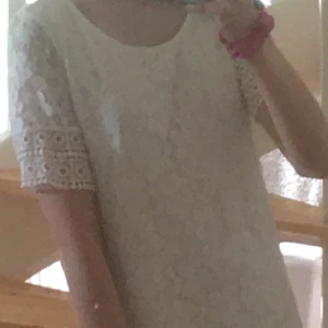 Vera Moda klänning  - Söt Vera Moda klänning. Den är tyvärr lite trasig i slutet av klänningen därför går priset att diskuteras. Jag kan mötas upp eller frakta, i så fall betalar köparen för frakt.