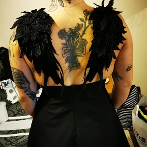 Klänning  - Superfin klänning med vingar, aldrig använd. Storlekslappen är borta men är rätt säker på att den är storlek M. Säg till om jag ska skicka måtten. 