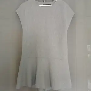 Sällan använd grå klänning från ZARA, strl. S men förhållandevis stor S för att vara Zara. Egentligen mer som en medium. Ord pris 399