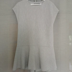 Lätt ribbat klänning ZARA  - Sällan använd grå klänning från ZARA, strl. S men förhållandevis stor S för att vara Zara. Egentligen mer som en medium. Ord pris 399