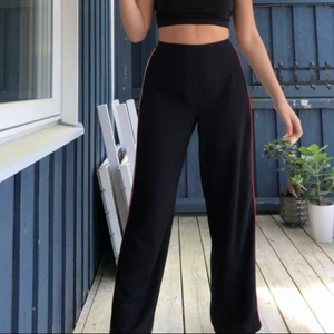 Raka svarta byxor i polyester från forever21 :) storl.S - Svarta byxor i polyester med detalj på sidan från forever21 köpta i Portugal, passar storlek.S 🎢 Säljs för 50kr+frakt