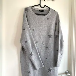 En helt oanvänd grå stickad tröja med glittriga stjärnor. Köpt på Kappahl, storlek M. Ganska lång modell men inte lång nog att använda som klänning (för mig som är 175cm). Tunnare i materialet