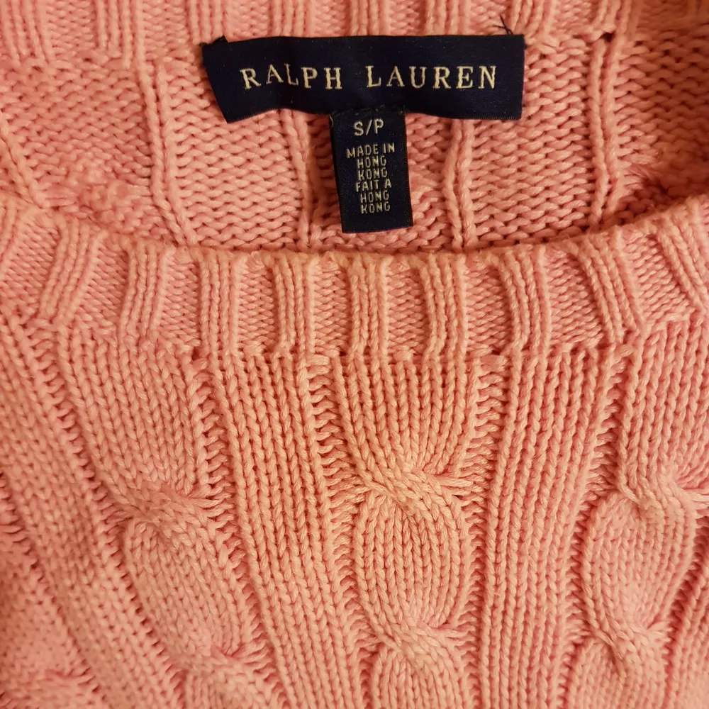 En ralph lauren tröja i rosa färg. Strl S men passar även M. 250kr med frakt. . Övrigt.