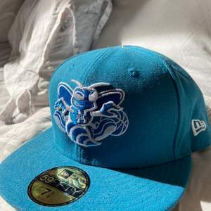 New era Nola Hornets New Orleans NBA 59fifty fitted cap. Köptes för 500 på hatstore, skriv för fler bilder/ frågor 🧞‍♂️
