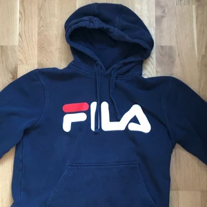 Fin hoodie från FILA - Mörkblå hoodie från FILA med en bra passform.