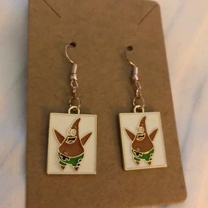 Patrick Star Örhängen  - ⚡️ Coola Patrick Star örhängen, perfekta för fest, vardag och garanterad att sticka ut och få kommentarer på dem 😍 Frakt: 14kr 💜TILLFÄLLIGT: köp 2 par örhängen och få ett tredje par gratis!!💜