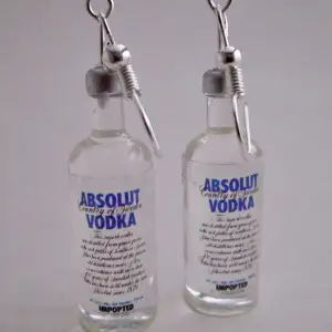 🍸 Super trendiga Absolut Vodka Örhängen, frakt: 14kr 🍸  * Alla örhängen går även att göras till halsband för 15kr billigare⚡️ 💜TILLFÄLLIGT: köp 2 par örhängen och få ett tredje par gratis!!💜