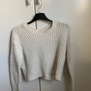 Stickad tröja med snörning bak - En väldigt fin stickad tröja från New Yorker med snörning där bak. Använd ett flertal gånger men ändå i superbra skick. Säljer pga att den tyvärr blivit för liten. Nypris: 249kr