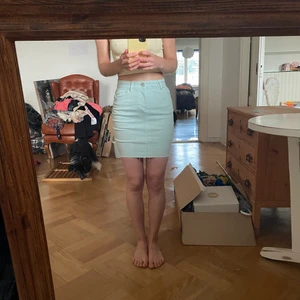 Mint grön/blå jeanskjol - En super fin somrig jeanskjol. Använd 1-2 gånger och nu är den för liten. I bra skick😻 skulle säga att den är ljust mint grön/blå🌸