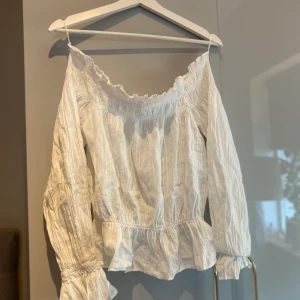 Gina tricot  - Säljer en fin blus från Gina:)