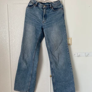 Yoko Jeans 25 - Jeans från monki i mid blue, modell Yoko. Köpta här på Plick i helt fel storlek (säljaren angav fel storlek). Är storlek 25! Är i fint skick utöver att en byxhälla har lossnat lite från sitt fäste, dock är det både lätt att åtgärda och inget som syns när de används:-) Blir dina för 200kr inkl frakt! 