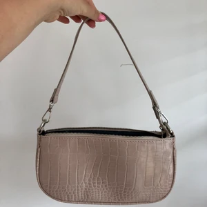 Axelväska  - säljer min fina väska från boohoo! Säljer pga har för många väskor, den är i superfint skick och använd enbart en gång! ☀️☀️