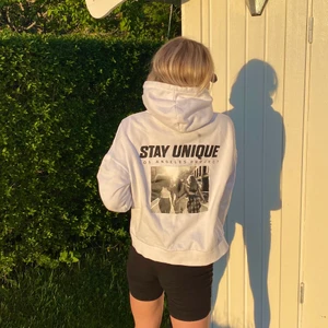 Hoodie Med Tryck - Säljer du en skitcool hoodie med tryck på! Kommer ej till användning. Hör av dig för mer info!!