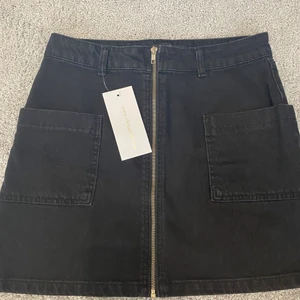 38 - Svart kjol med kedja, oanvänd. 