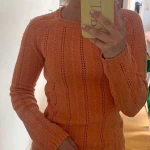 Boomerang stickad tröja  - Fin stickad tröja från boomerang i storlek xs men passar även en S/M. Nypris: 800kr.  Färgen är lite orangeare än på bilderna skulle jag säga, som en urtvättat orange färg. Använt ett fåtal gånger i fint skick. 