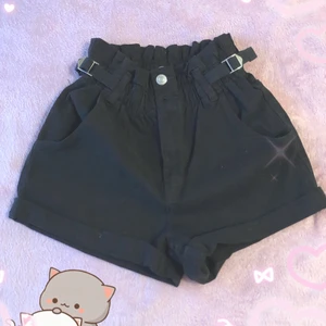 Svarta shorts, super fina  - Svarta shorts, perfekta för sommaren. Super fina men passar mig tyvärr inte längre. Samma modell som de gula på min profil. +55kr om du vill att jag skickar produkten <3