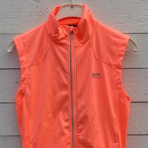 Aprikos träningsväst - Bekväm träningsväst som passar perfekt för en löprunda eller utomhusträningspass