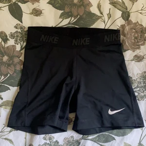 Nike shorts S - Säljer dessa nike träningsshorts storlek S 🌸 spårbar frakt blir 66kr 🥰 budgivning i kommentarerna 
