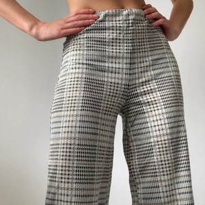 Vida byxor Hm  - Ett par supersköna vida rutiga byxor från hm i strl XS. Resår i midjan och stretchiga. Någon centimeter korta på mig som är 170 cm. Sitter som en smäck!!! FRAKT tillkommer från 66kr. 