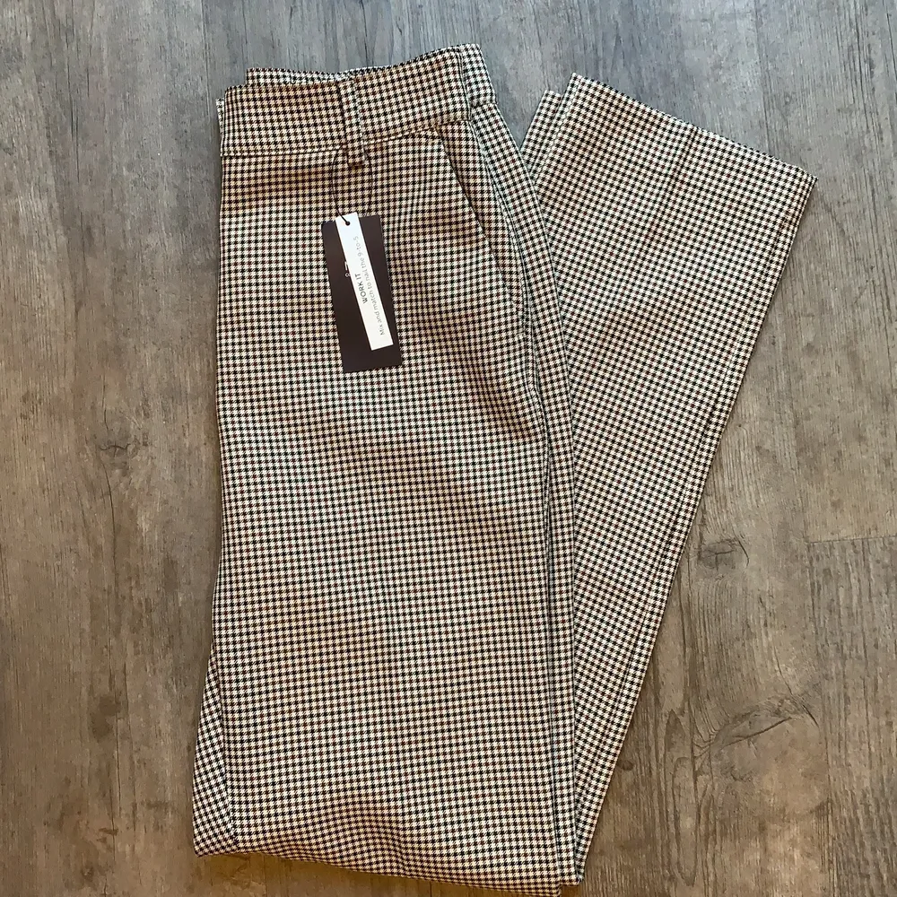 En mönstrad kostymbyxa med en hög midja samt raka ben. Stretch i materialet. Oanvända från Brittiska märket Mark&Spencer . 100kr Storlek 36. Jeans & Byxor.