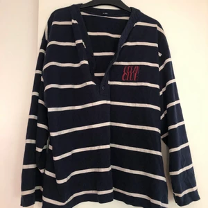 Jättefin randig tröja - second hand  - Fin mörkblå tröja med vita ränder. Knäppning vid bröstet. Är oversize på den som har 34/36 eller 38. Säljes för 70:-