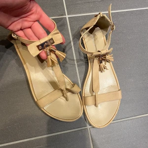 Beige sandaler storlek 40 - Beige sandaler i mycket gott skick (veganskt läder), storlek 40. 