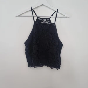 Svart spets magtröja M - Svart spets magtröja med skydd på framsidan. Enbart spets i ryggen. Använd fåtal gånger