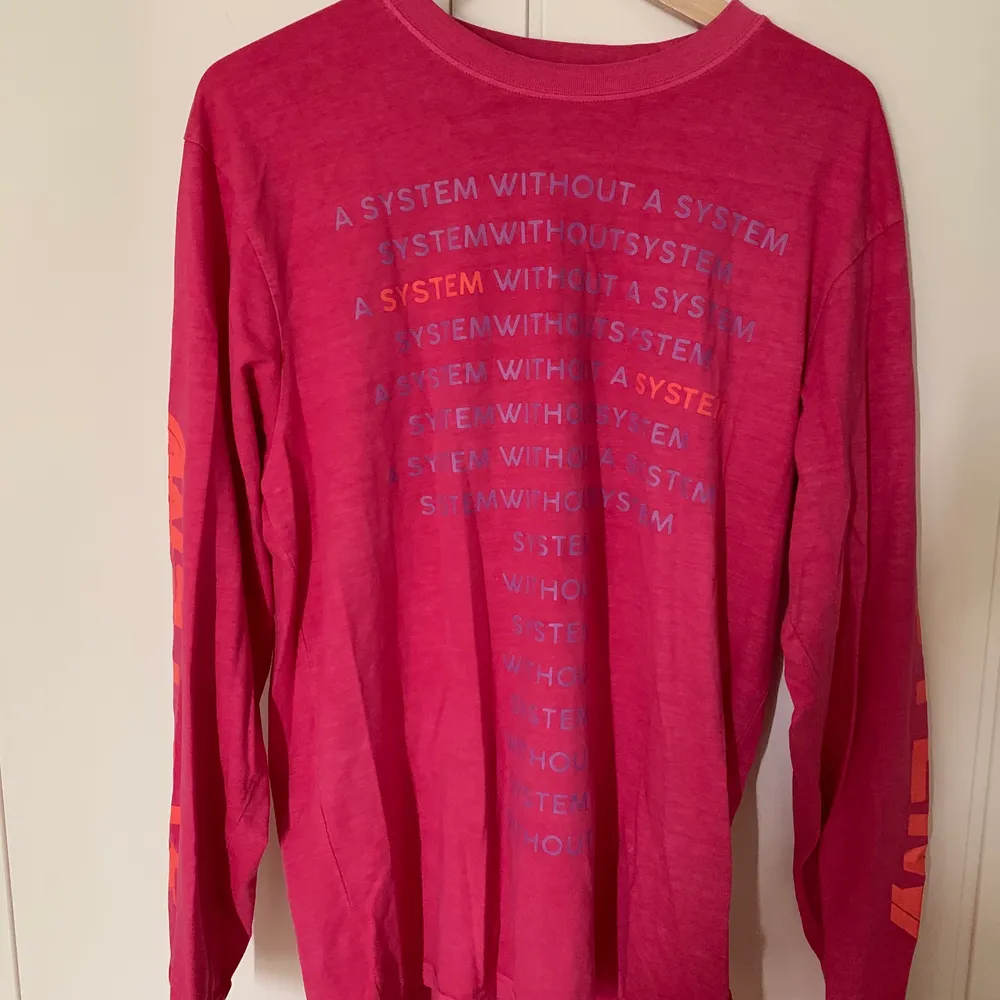 En jätteskön rosa långärmad tröja med text på både framsida och baksida, samt ärmar🌙⚡️ superskönt material och sitter på mig lite oversized! 😋. Toppar.