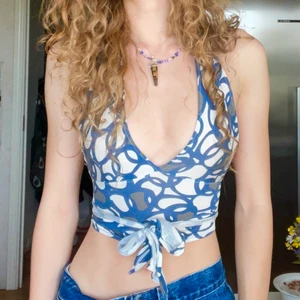 Söt egensydd topp från scratch.  - Sydd på tyg från secondhand, noll klimatavtryck. Passar xs/s. Skriv privat om du är intresserad så kan jag sy fler i samma tyg, kan eventuellt även sy i andra tyger vid förfrågan 💕🧚🏽‍♀️