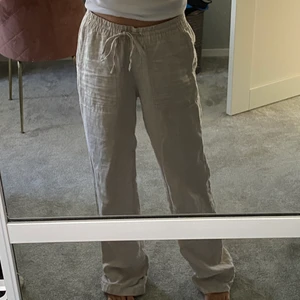 Esprit Linnebyxor - Säljer nu mina fina linnebyxor från esprit i storlek 34/32 (alltså längd 32)! Förlånga på mig som är 163 cm men går att sy upp om man vill. Har två små hål på ena sidan (se på andra bilden) men inget som syns igenom eller som syns så mycket på långt håll. Även lite avskavda längst ned! Buda från 400 kr i kommentarerna!  🥰