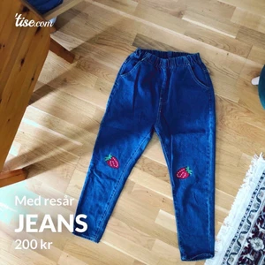 Broderade jeans - Retrojeans med broderi 🧵 Söta jordgubbar vid knäna och jeansen ingen otrevlig åtsittande midja utan resår. Onesized men stora i storleken. Passar S-M-L
