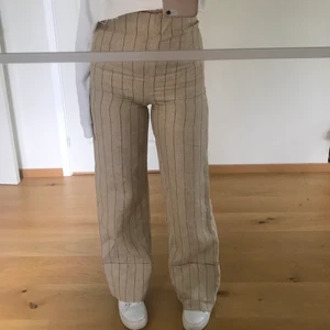 Beiga linnebyxor från Zara - Beiga byxor i storlek S från Zara! Härligt, tunt linnematerial som gör de perfekta att bära i sommar. Vida ben och hög midja. Aldrig använda! Köparen står för frakten🍋🌻🙈☺️