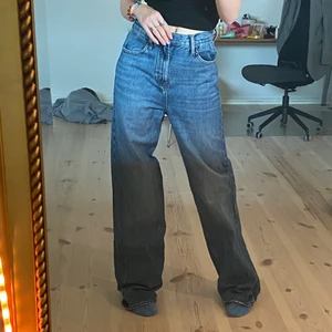 Baggy zara jeans!! - Vida jeans från Zara! Köpte dessa i större storlek än vad jag har för att jag ville att de skulle vara baggy. Tyvärr har knappen fallit bort, därav priset! Jag har tänkt sy på en knapp men det har inte blivit av- man kan använda en säkerhetsnål också! Långa i benen men går självklart att klippa till önskad längd!