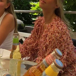 Blus - Jätte fin blus från Zara! Underbar speciellt på sommaren och har fått många komplimanger när jag burit den! Sitter jätte bra och är användbar! Använt några gånger men är i bra skick! Kan absolut diskutera pris!