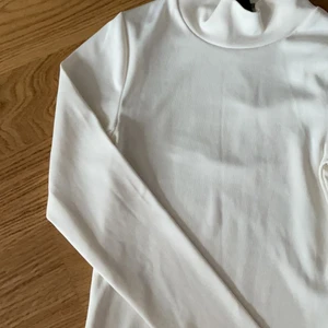 Lyxig polotröja  - Vit polo i lyxigt material i storlek s