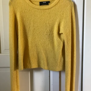 Gul stickad tröja från Bikbok - En gul stickad tröja från Bikbok i storleken S. Köparen står för frakten och skriv för mer bilder💕 