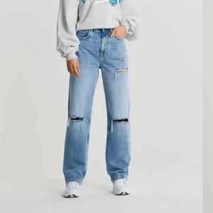 Jeans  - knappt använda jeans i storlek 34 från gina. Köpta för 600kr men säljer för 150kr + frakt💖 Lägger upp igen pga oseriös köpare