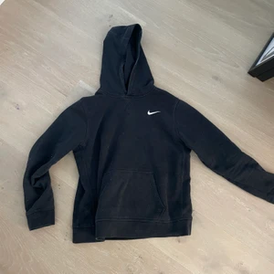 Nike hoodie  - Jättefin svart nike hoodie som har kommit till bra användning. Säljer pga den börjar bli lite liten. Ser lite urtvättad ut och har börjar bli lite gråsvart men inget som syns när man har den på sig! Strl XL i barn så alltså 158-170 cm 13-15 år! 100 kr men pris kan diskuteras! 
