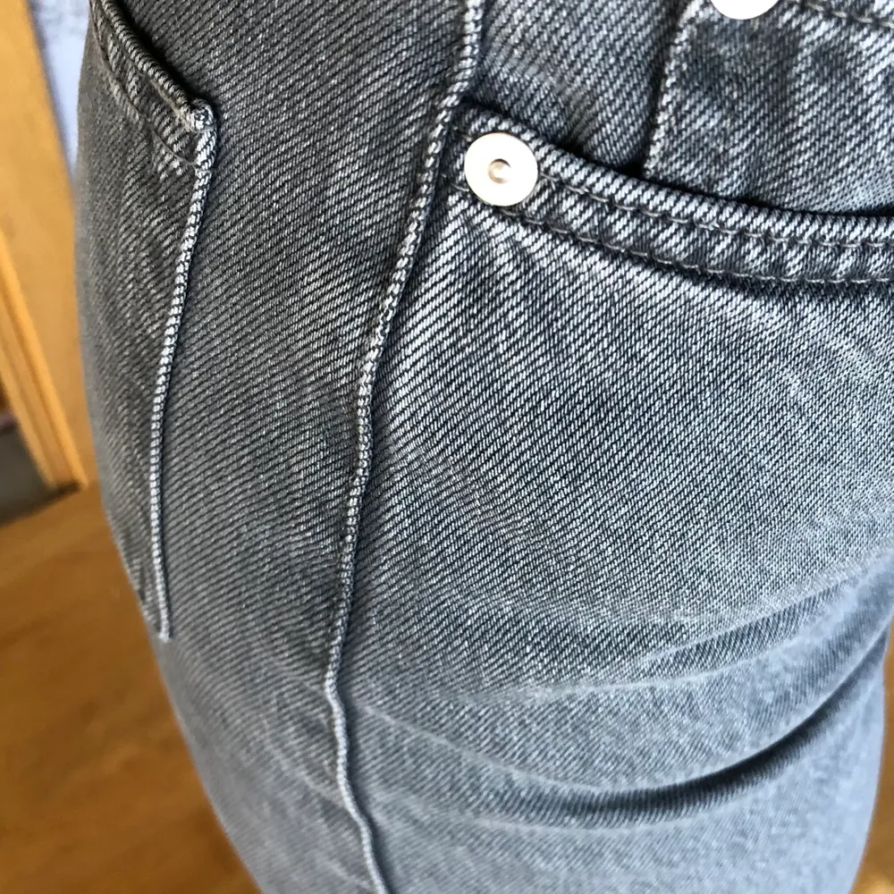 gråa weekday rowe jeans, exakt samma modell som jeansen i min föregående annons. säljer då de är lite små i midjan på mig 🤍 . Jeans & Byxor.
