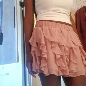 U Nik kjol  - I mycket bra skick och passar från 30_32.finns fler bilder och bud I kommenterna.