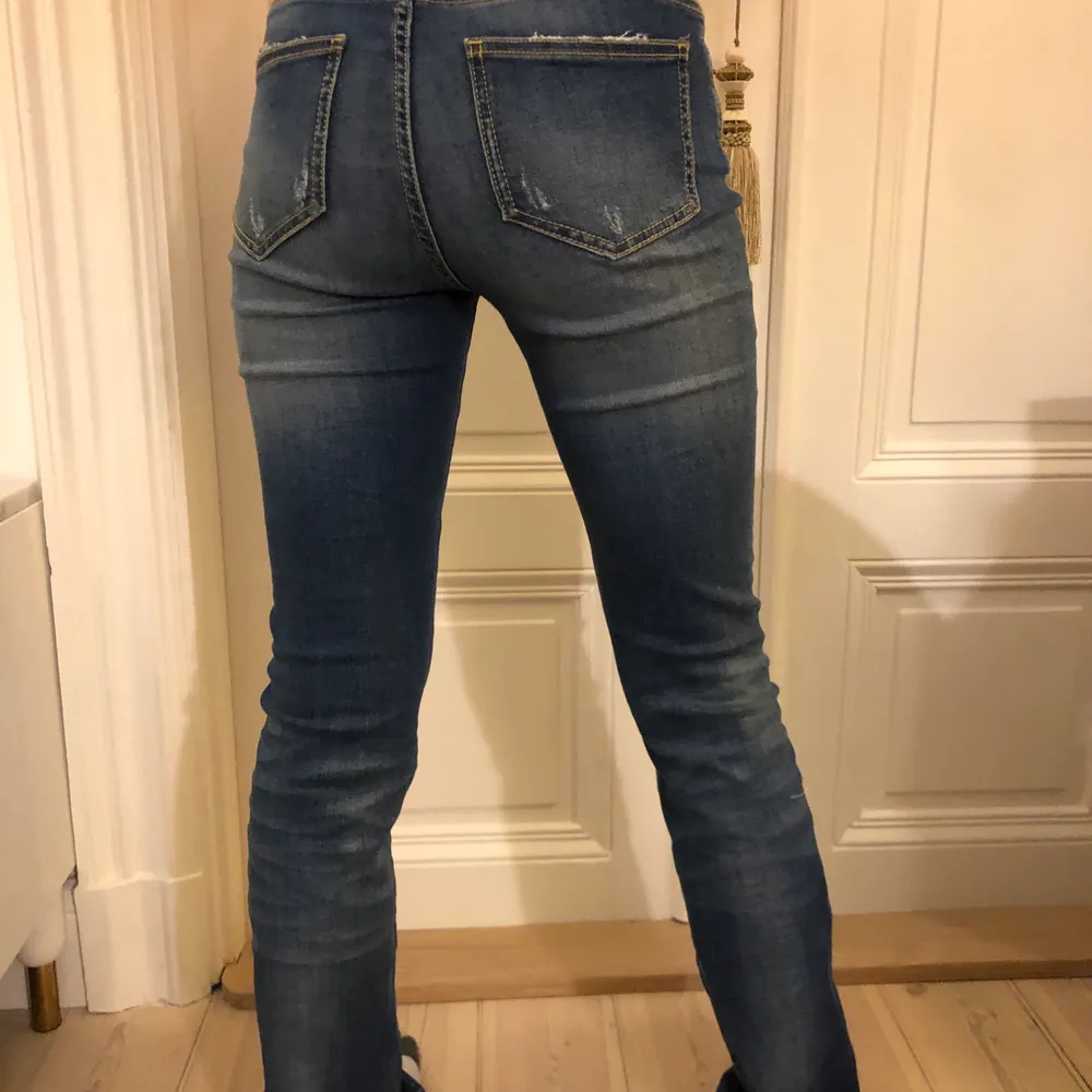 mörkblå straight jeans från Hunkydory . Jeans & Byxor.