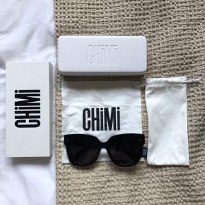 Säljer nu dessa supersnygga solglasögonen från Chimi Eyewear! Har använt dem Max 2 gånger så dem är fortfarande i ett väldigt fint skick!🌟🌟 säljer för 600kr + frakt (66kr)😊😊   Nypris 1100kr HÖGSTA BUD 680kr + 66kr (frakt) 