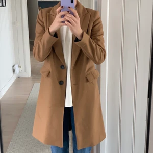 Kamelbrun kappa från zara  - Säljer min kappa från zara i storlek XS. Inköptes för 500kr säljer för 150kr.