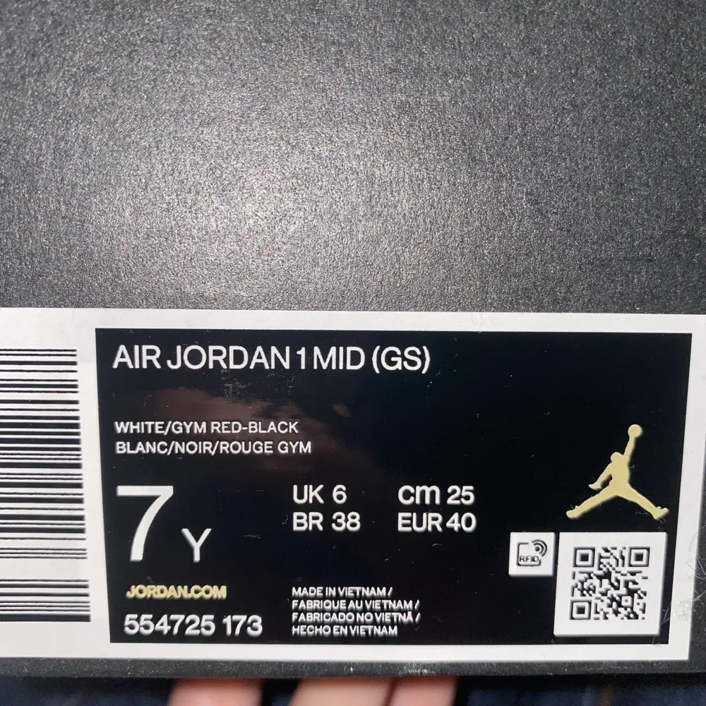 Jordan 1 Mids Chicago 2020 (GS), använd fåtal gånger, säljer då jag inte får användning för de längre. Original skolådan de kom i finns kvar.. Skor.