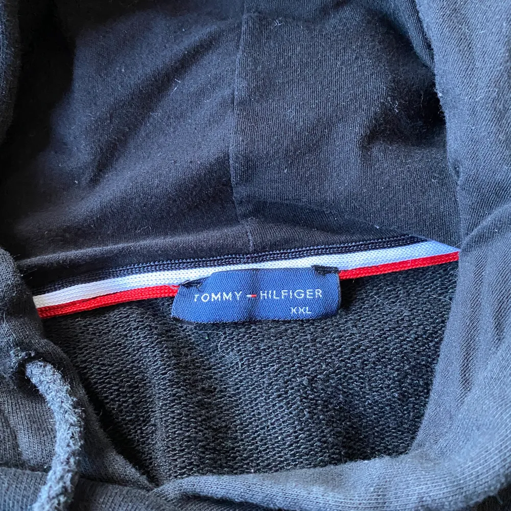 En vintage tröja från Tommy hilfiger med många år på nacken. Men ändå är tröjan i mycket bra skick, förutom snöret som har blivit kapat, men det går såklart att bytas ut. Tröjan är i storlek xxl men sitter mera som en medium-large. Budgivningen börjar från: 250kr . Hoodies.