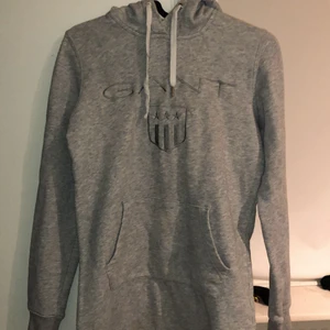 Gant klänning - En superfin gant klänning men har blivit missfärgad på botten av klänningen och är sliten på banden. Storlek XS och är superfin!
