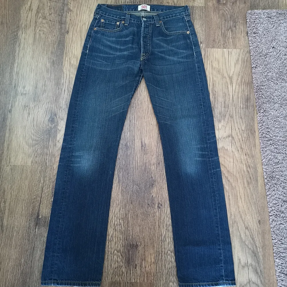 501 Levis jeans i begagnat skick. Något slitna längst ner. (Se bild) 👖Mätta på golvet (Beninnerlängd: 83 cm) (midjemått sida till sida: 37 cm) (Jag kan tyvärr inte ha jeansen så jag kan inte visa hur de ser ut på 😬) bud från 150 kr. (Budstopp sätts efter första budet.) Jag tar Swish 🌸☀️. Jeans & Byxor.