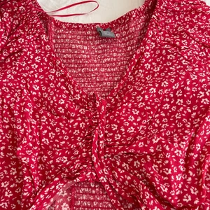 Topp med knytning  - Jättesöt topp med knytning framtill, storlek XL men passar m-xl 